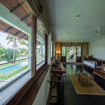 Ama Stays & Trails, Pathiramanal Villa Alappuzha ภายนอก รูปภาพ